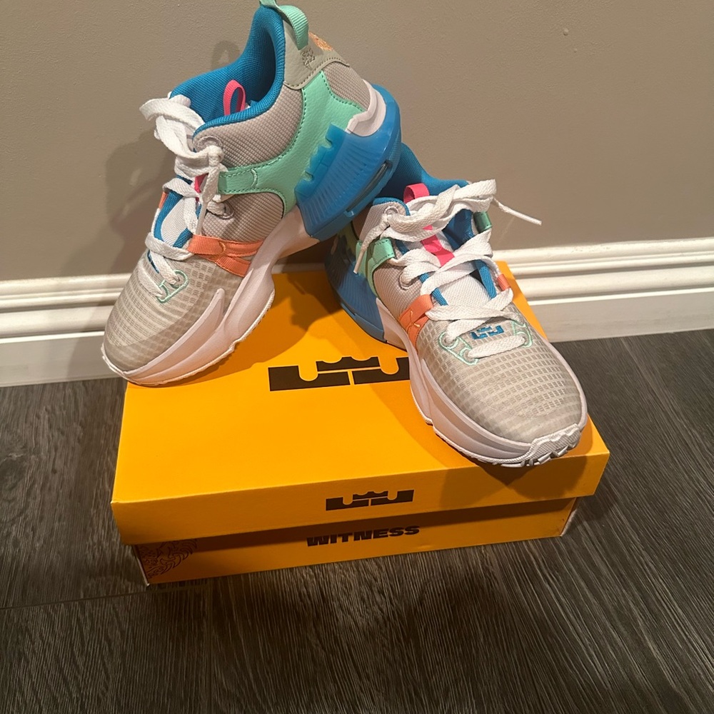 Boys worn still in good condition 4.5 size LeBron witness VII shoes